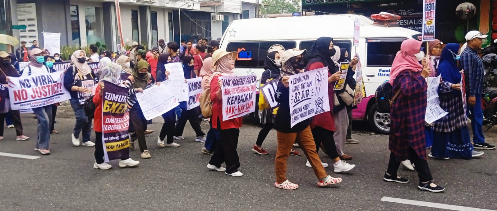 Ratusan Pensiunan Kepung Mandiri  Taspen Purwokerto, Tuntut Pembatalan Kredit Fiktif Dan Pengembalian Hak Pensiun