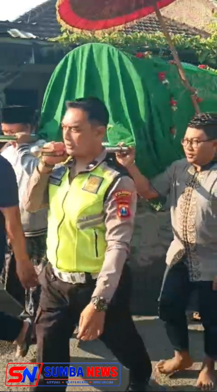 Bhabinkamtibmas Polsek Krian Takziah dan Antar Jenazah Warga