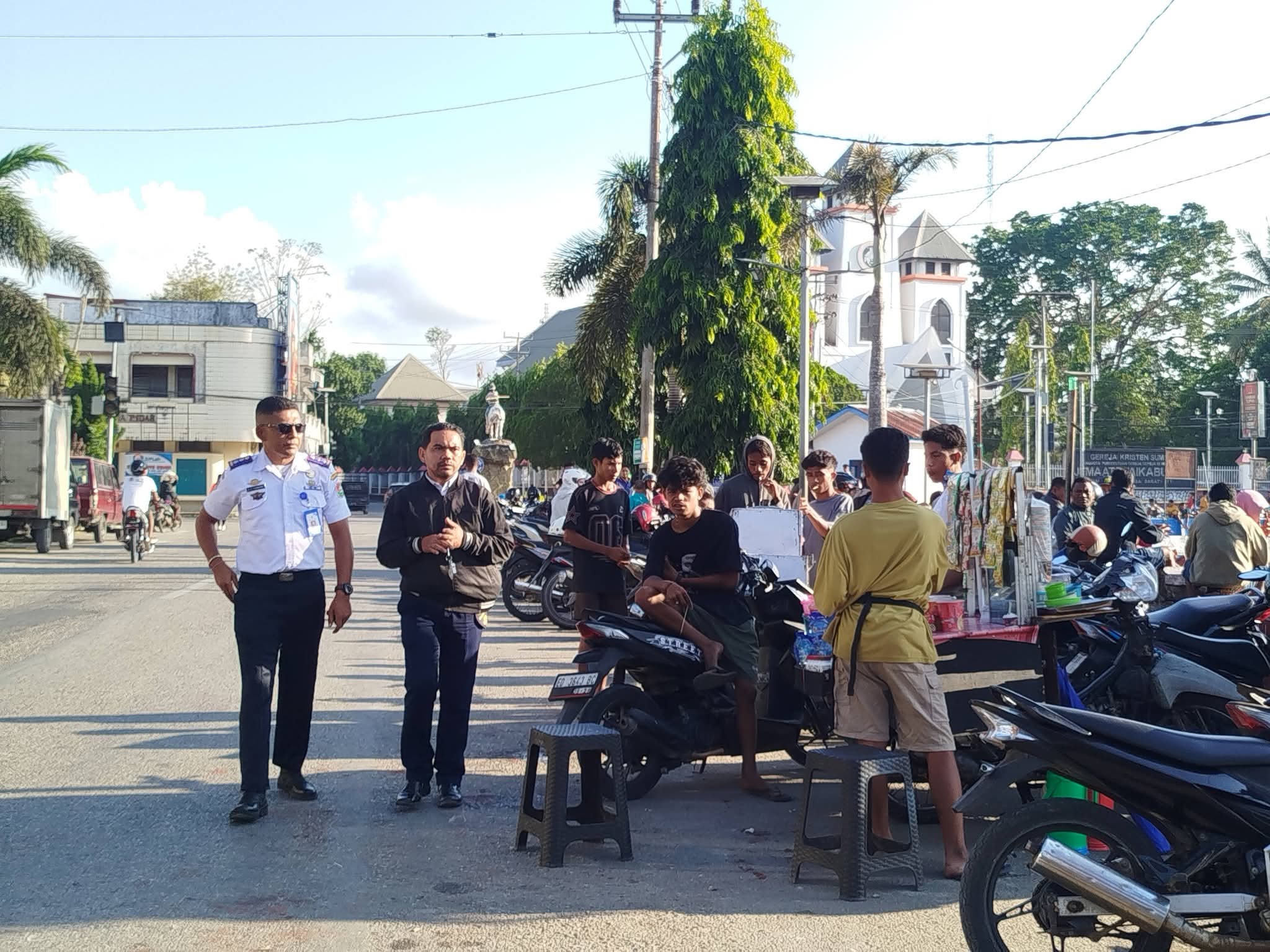 Tarif Parkir Resmi Diberlakukan di Sumba Barat, Kadishub Ori Lobu Tinjau Langsung Pelaksanaan di Lapangan