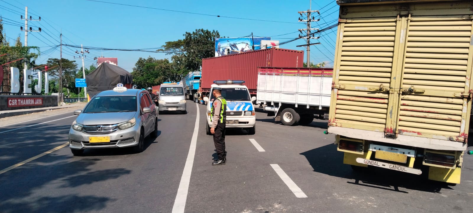 Satlantas Polres Pasuruan Urai Antrean BBM di SPBU Cangkringmalang Beji